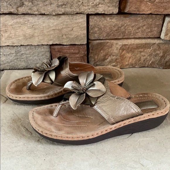 Clarks sz 8 Gold Sandals with floral Comfort Design - Picture 1 of 9